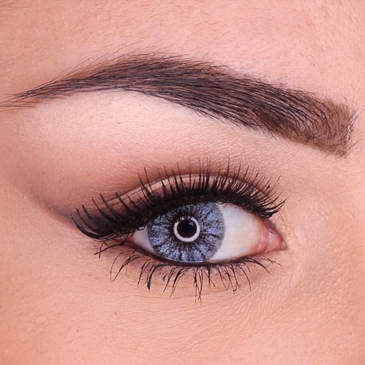 lenti colorate azzurre su occhi marroni