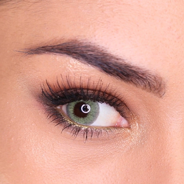 lenti colorate verdi su occhi marroni